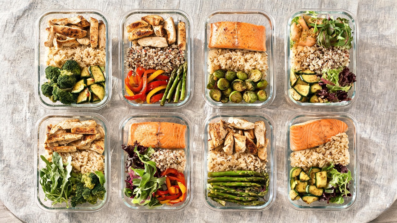 Verse mealprep maaltijden in bakjes klaar om te bestellen en bezorgen